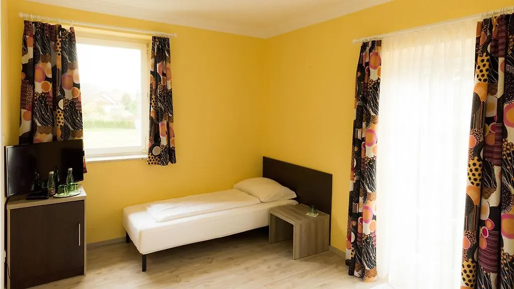 Villa Flora Anif 3*,