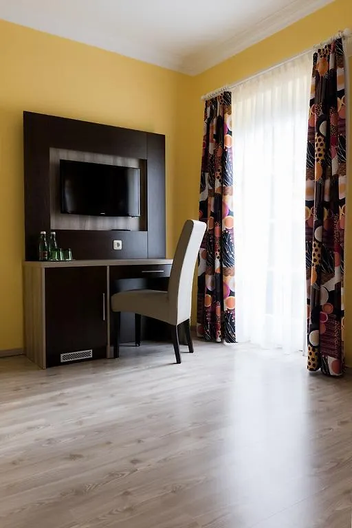 Villa Flora Anif Hotel
